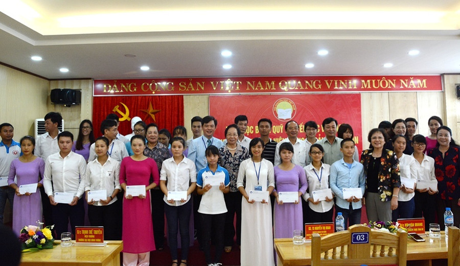 Các đại biểu trao học bổng cho sinh viên vượt khó học tốt của Trường ĐH Hùng Vương