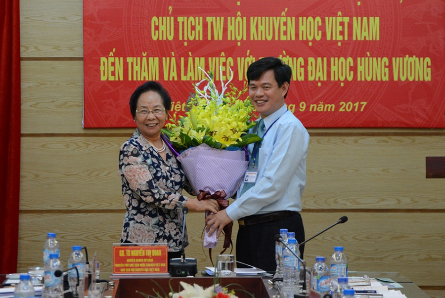 GS.TS Nguyễn Thị Doan tặng hoa chúc mừng thành tích của Trường ĐH Hùng Vương