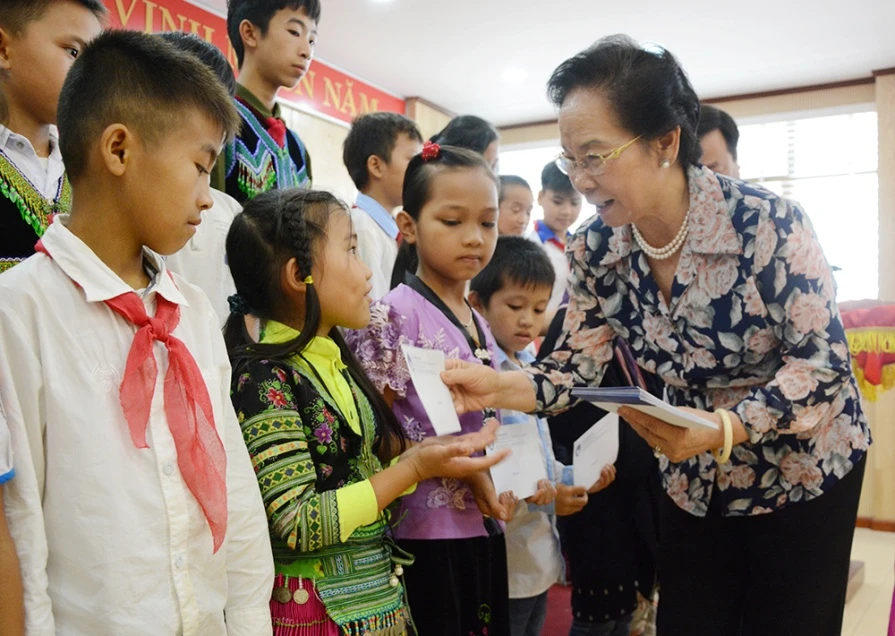 GS.TS Nguyễn Thị Doan - Chủ tịch Hội Khuyến học Việt Nam trao học bổng cho học sinh có hoàn cảnh khó khăn tỉnh Phú Thọ 