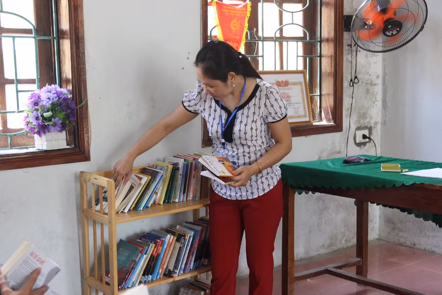 Giá sách của lớp 11C, trường THPT Nguyễn Trường Tộ