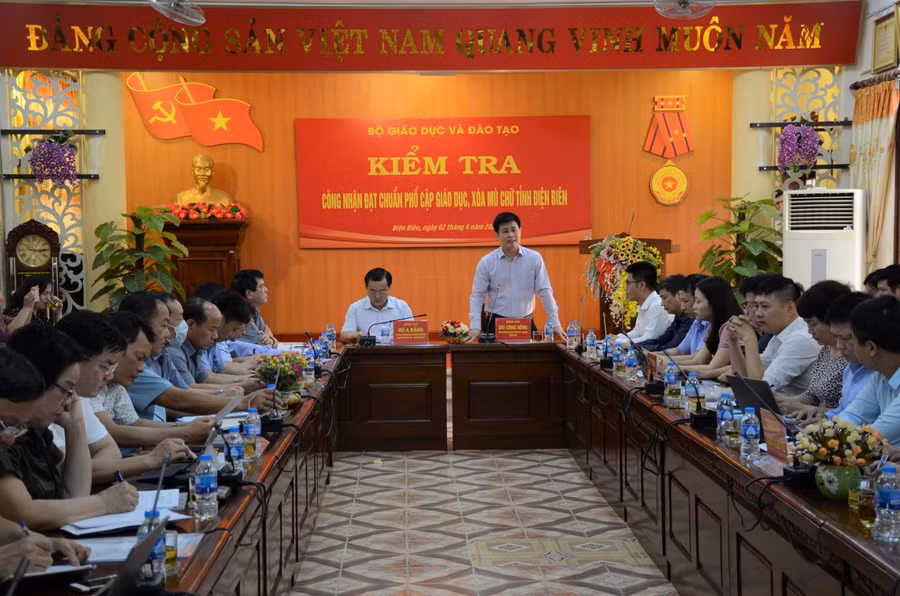 TS. Sái Công Hồng phát biểu