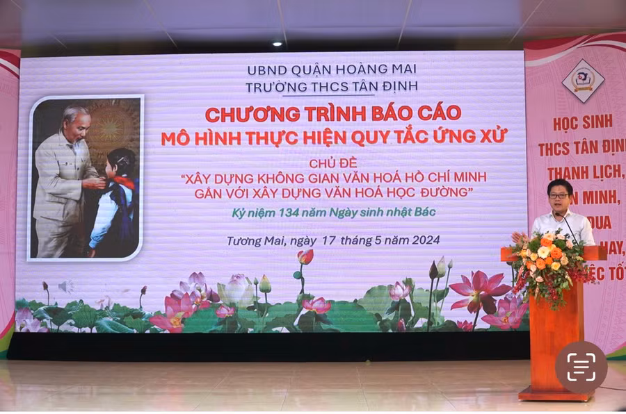 Ông Nguyễn Đức Thọ - Quận ủy viên, Phó Trưởng Ban Dân vận Quận ủy Hoàng Mai phát biểu động viên nhà trường. 