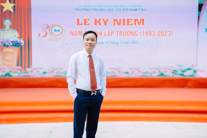 Trước khi được bổ nhiệm Hiệu trưởng Trường THCS Nam Cao, thầy Phạm Tiến Dũng được công nhận Giáo viên dạy giỏi môn Ngữ văn cấp tỉnh tại Hà Nam. Ảnh: NVCC.