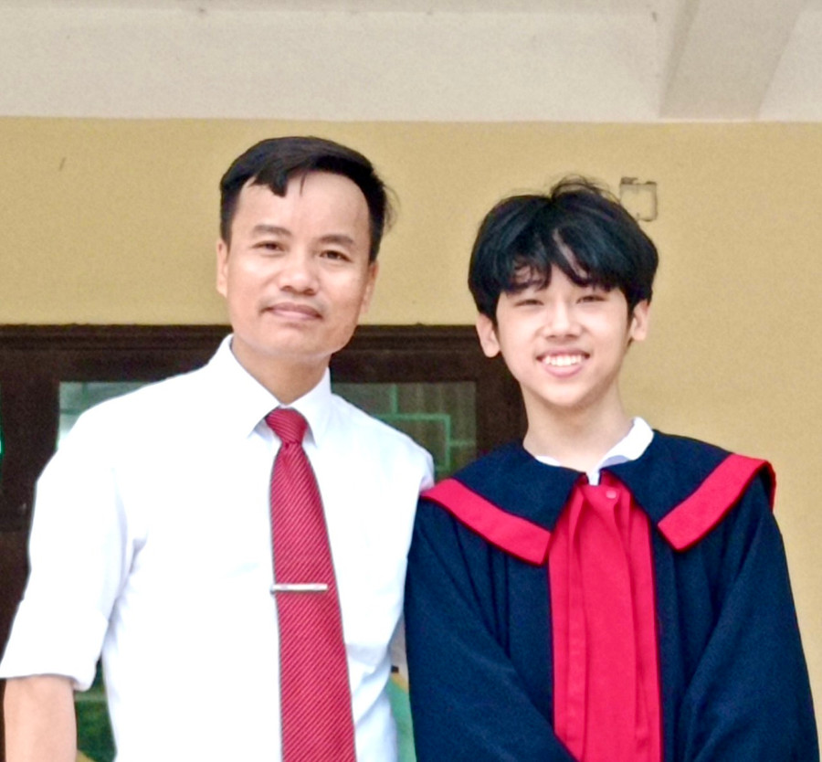 Thầy Phạm Tiến Dũng và học trò. Ảnh: NVCC. Thầy Phạm Tiến Dũng và học trò. Ảnh: NVCC.