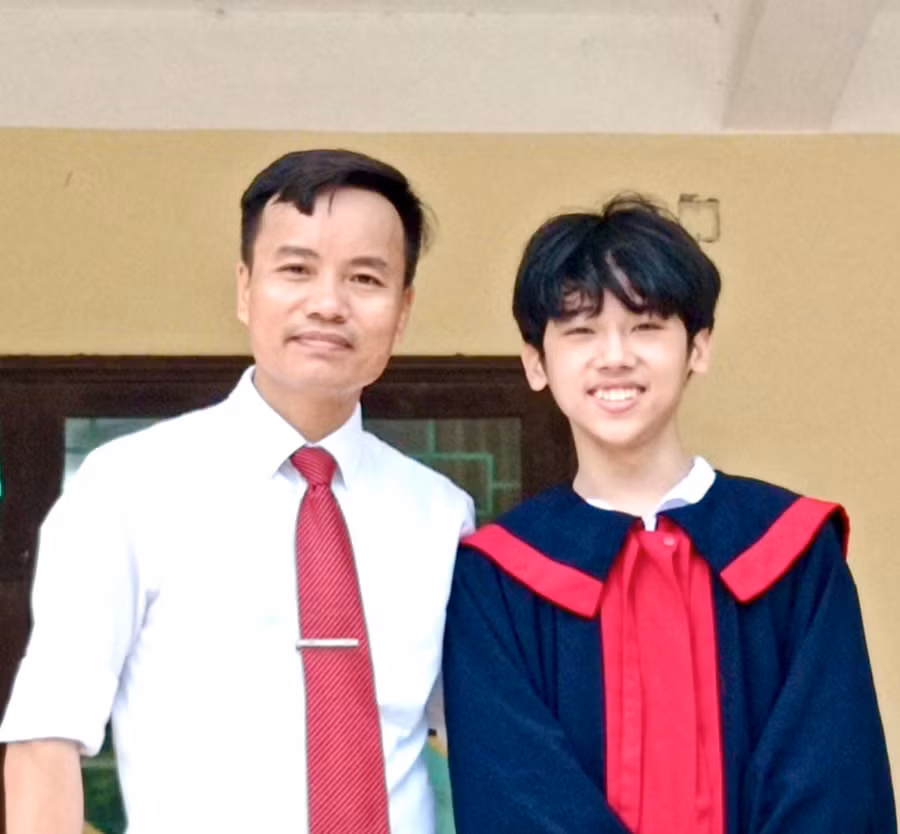 Thầy Phạm Tiến Dũng và học trò. Ảnh: NVCC.