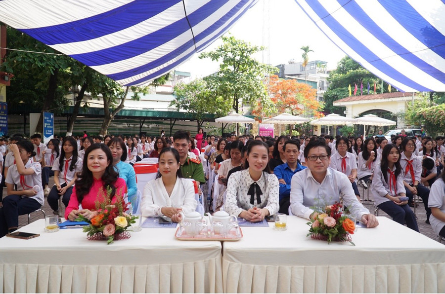 Các đại biểu khách mời tới tham dự buổi lễ tổng kết mô hình thực hiện quy tắc ứng xử: "Xây dựng không gian văn hóa Hồ Chí Minh gắn với xây dựng văn hóa học đường". Các đại biểu khách mời tới tham dự buổi lễ tổng kết mô hình thực hiện quy tắc ứng xử: "Xây dựng không gian văn hóa Hồ Chí Minh gắn với xây dựng văn hóa học đường".