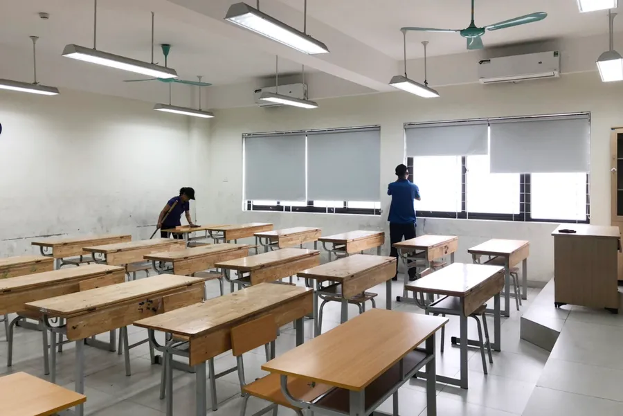 Tại mỗi phòng thi ở Trường THCS Thạch Bàn, quận Long Biên đều được bố trí đầy đủ bàn ghế, đèn chiếu sáng, rèm cửa sổ. 