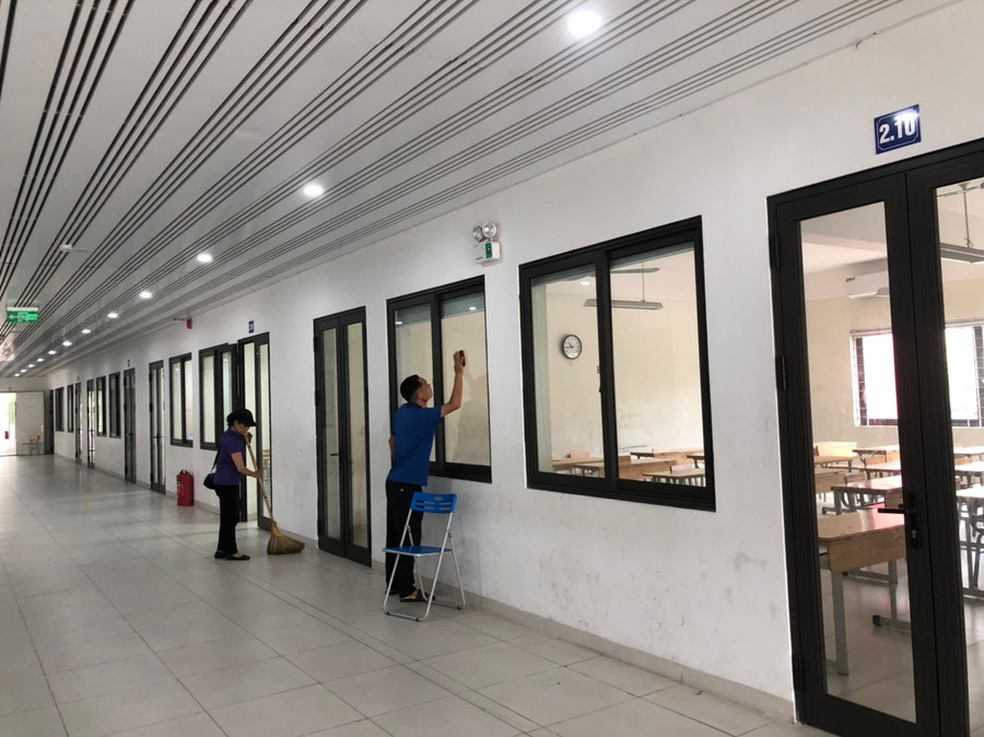 Công tác vệ sinh tại điểm thi được tiến hành khẩn trương trước một ngày đón thí sinh đến làm thủ tục dự thi tại Trường THCS Thạch Bàn.