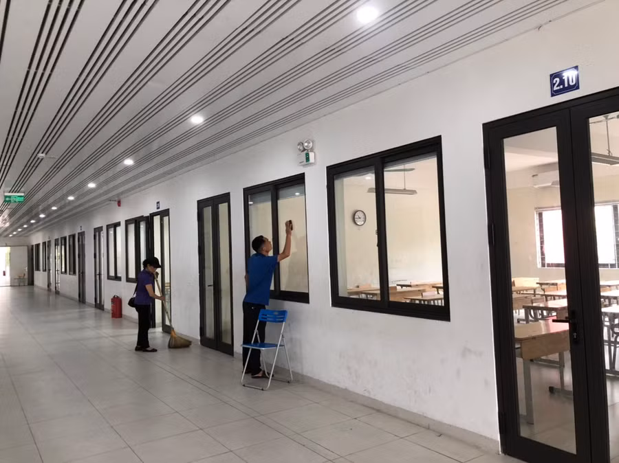 Công tác vệ sinh tại điểm thi được tiến hành khẩn trương trước một ngày đón thí sinh đến làm thủ tục dự thi tại Trường THCS Thạch Bàn.