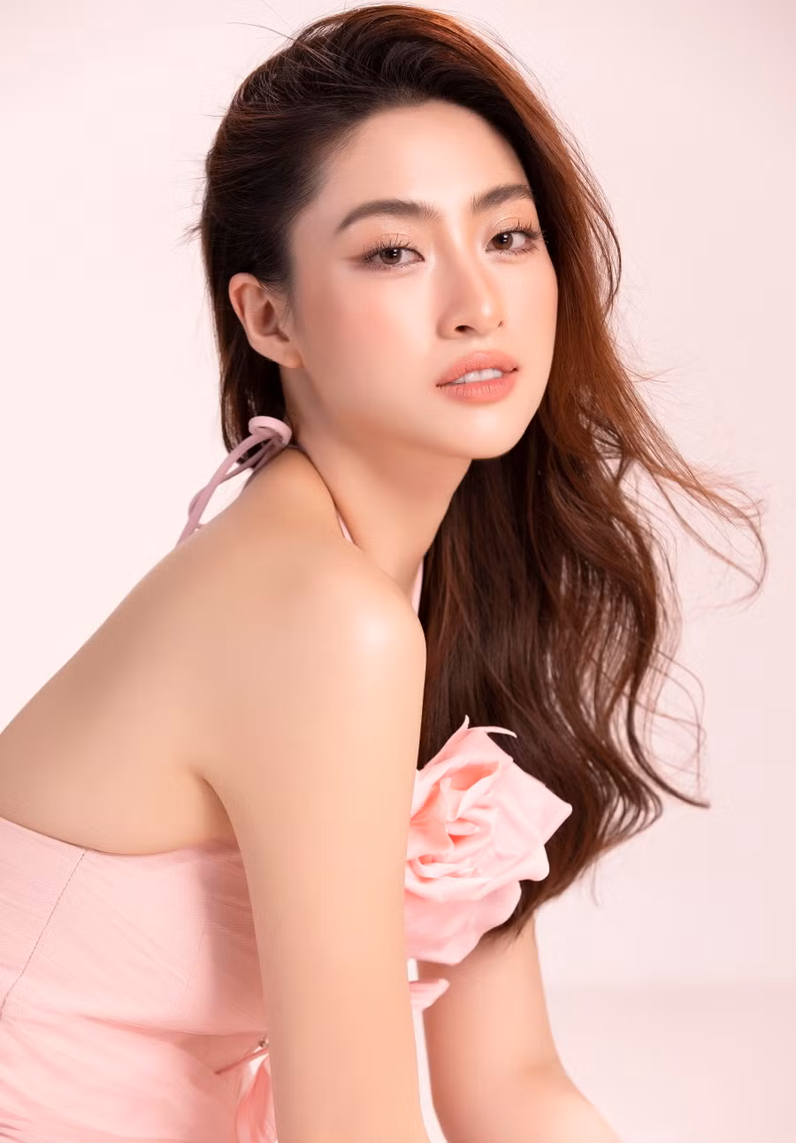 Lương Thùy Linh cũng chứng minh độ "chín muồi" qua nhan sắc không tì vết và thần thái trưởng thành, cuốn hút khó rời mắt.