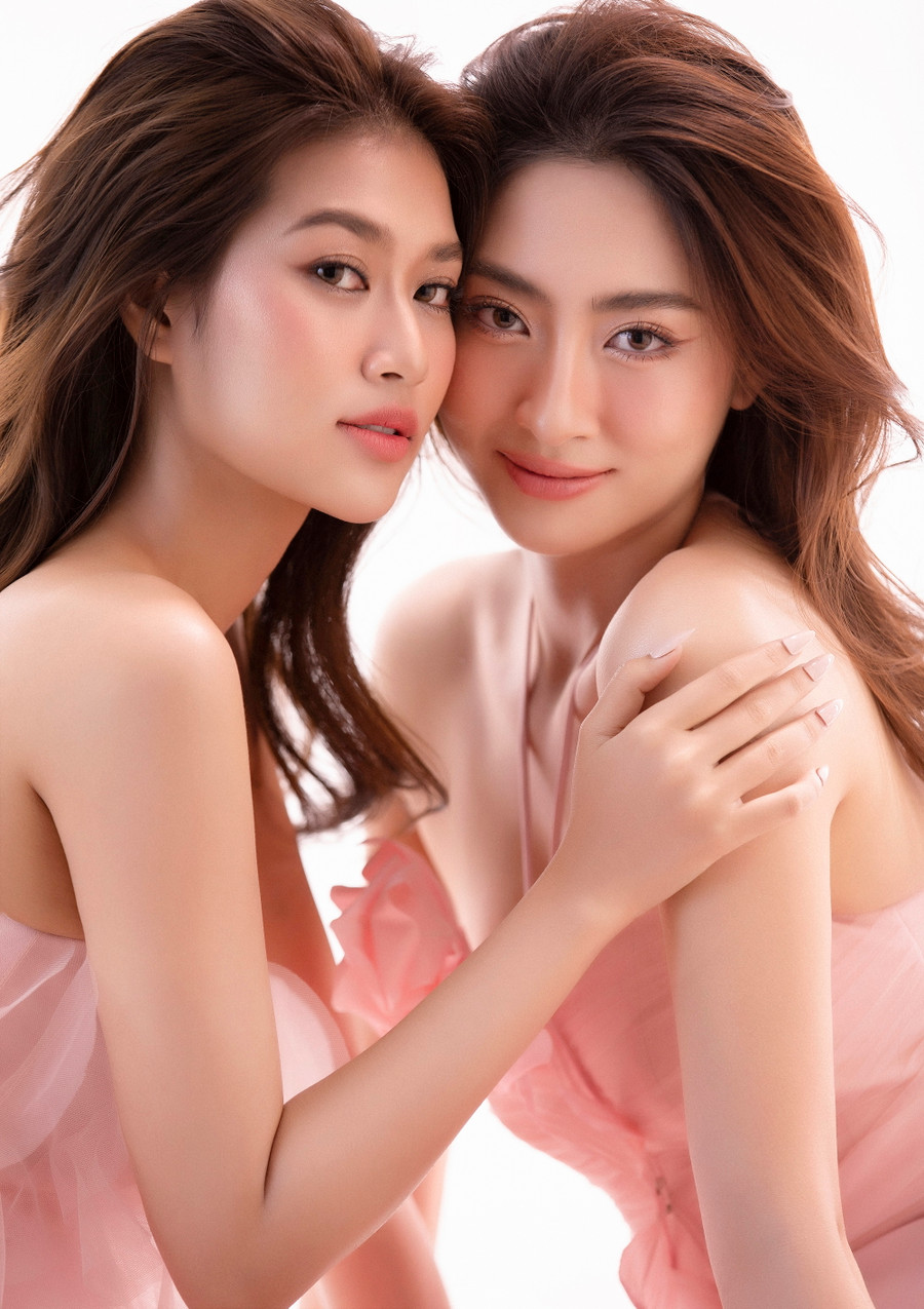 Bộ váy màu hồng pastel nhẹ nhàng nhưng rất đỗi gợi cảm cùng phong cách trang điểm trong veo, nhan sắc 2 nàng hậu GenZ níu giữ ánh nhìn của người hâm mộ.