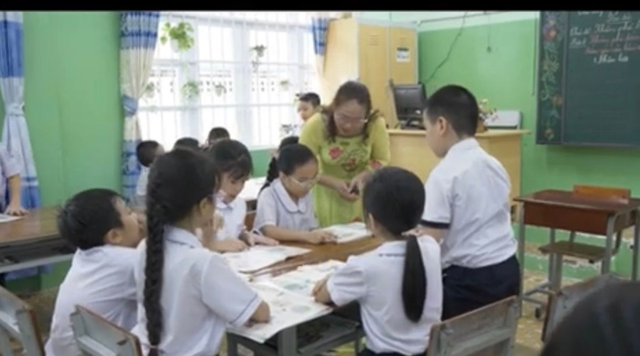 Hình ảnh học sinh điều khiển hoạt động nhóm