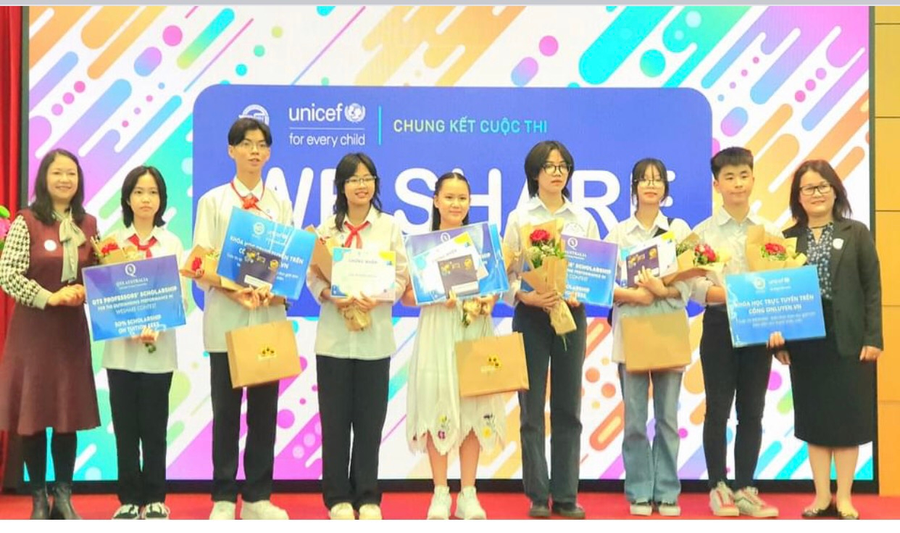 Em Diệp Anh (đứng chính giữa) nhận giải Khuyến khích cuộc thi Weshare