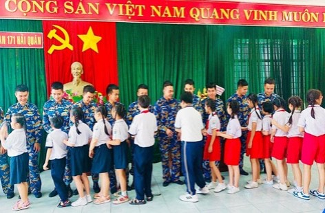 Hình ảnh học sinh giao lưu với các chú bộ đội Hải quân