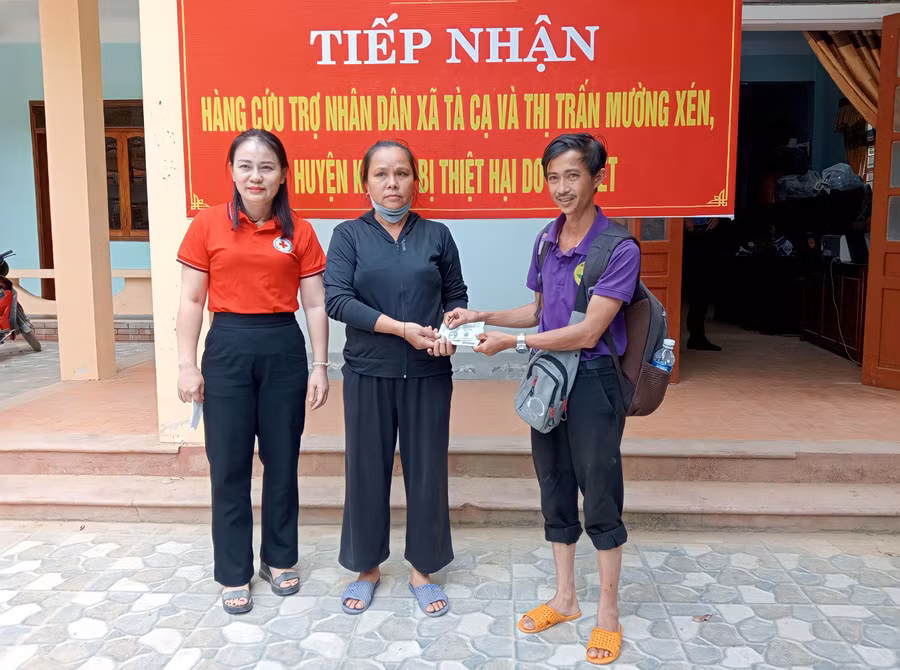 Anh Nguyễn Thế Minh trao quà cho người dân bản Hòa Sơn, xã Tà Cạ.