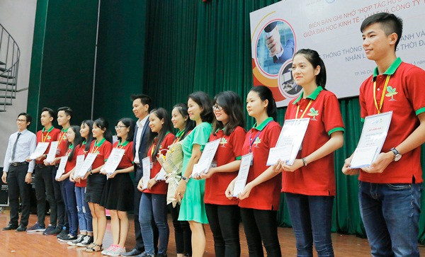 12 sinh viên nhận học bổng từ Quỹ nhân bản của Khoa Hệ thống thông tin