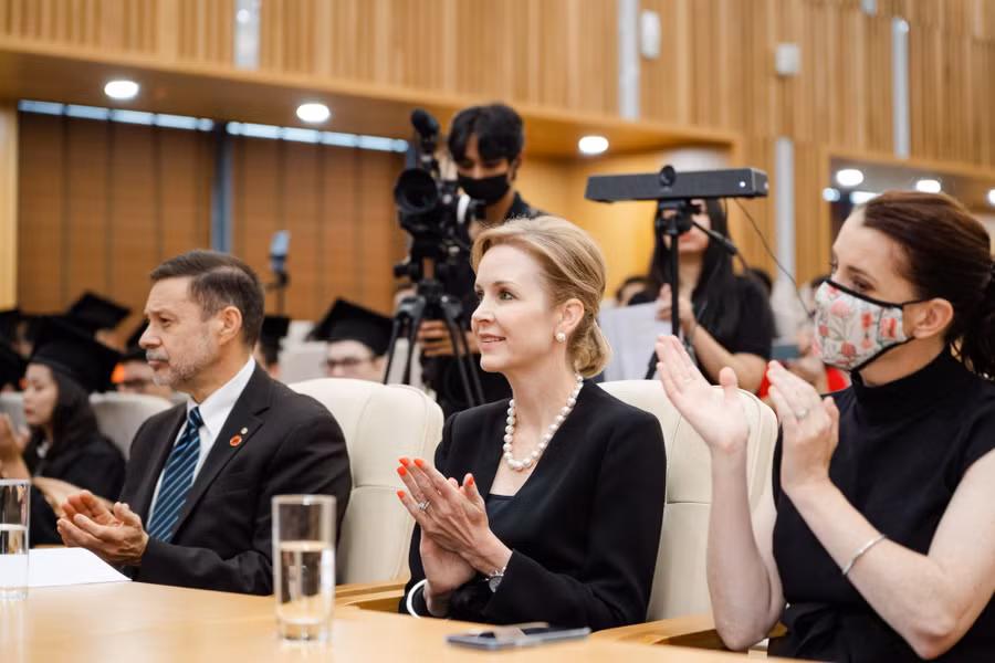 Và Jodi West – Đại diện Ngân hàng ANZ tại Việt Nam và ông Andrew Goledzinowski đại sứ Australia tại Việt Nam trong buổi lễ tốt nghiệp của Swinburne Việt Nam.