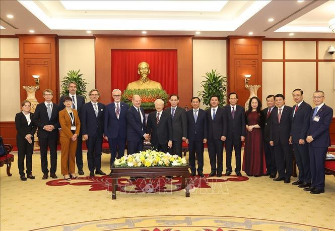 Tổng Bí thư Nguyễn Phú Trọng và Thủ tướng Đức Olaf Scholz cùng các đại biểu chụp ảnh chung. Ảnh: Trí Dũng/TTXVN Tổng Bí thư Nguyễn Phú Trọng và Thủ tướng Đức Olaf Scholz cùng các đại biểu chụp ảnh chung. Ảnh: Trí Dũng/TTXVN