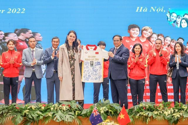 Thủ tướng Phạm Minh Chính trao áo đấu của đội tuyển bóng đá nữ Việt Nam tặng Thủ tướng New Zealand - Ảnh: VGP/Nhật Bắc Thủ tướng Phạm Minh Chính trao áo đấu của đội tuyển bóng đá nữ Việt Nam tặng Thủ tướng New Zealand - Ảnh: VGP/Nhật Bắc