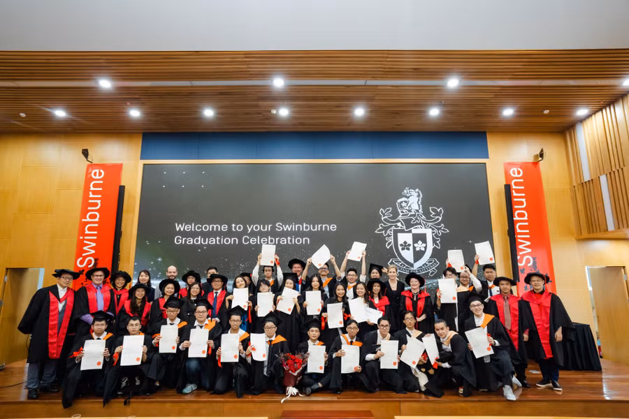 Sinh viên học tại Việt Nam, nhận bằng từ Swinburne University of Technology (Australia).