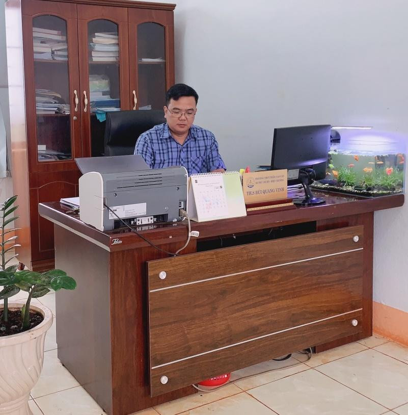 Thầy Bùi Quang Vinh – Bí thư chi bộ, Hiệu trưởng nhà trường.