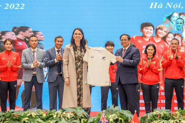 Thủ tướng New Zealand trao áo đấu của đội tuyển bóng đá nữ New Zealand tặng Thủ tướng Phạm Minh Chính - Ảnh: VGP/Nhật Bắc Thủ tướng New Zealand trao áo đấu của đội tuyển bóng đá nữ New Zealand tặng Thủ tướng Phạm Minh Chính - Ảnh: VGP/Nhật Bắc