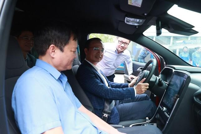 Từ trái qua phải, TS. Nguyễn Quang Anh -Trưởng Khoa Cơ khí và TS. Ngô Quốc Trinh - Trưởng phòng Khoa học Công nghệ - Hợp tác Quốc tế, TrườngĐH Công nghệ GTVT trải nghiệm xe ô tô điện VinFast VF e34 tại sự kiện. Từ trái qua phải, TS. Nguyễn Quang Anh -Trưởng Khoa Cơ khí và TS. Ngô Quốc Trinh - Trưởng phòng Khoa học Công nghệ - Hợp tác Quốc tế, TrườngĐH Công nghệ GTVT trải nghiệm xe ô tô điện VinFast VF e34 tại sự kiện.