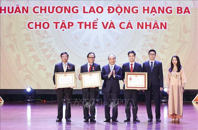 Chủ tịch nước Nguyễn Xuân Phúc trao tặng Huân chương Lao động hạng Ba cho tập thể và các nhân Trường Đại học Kinh tế Quốc dân.