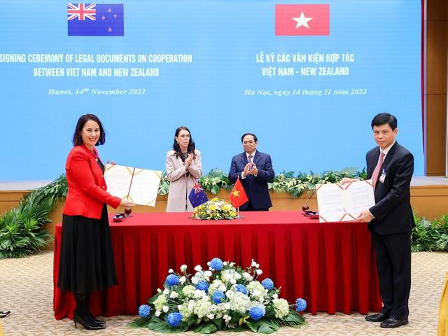 Thủ tướng Phạm Minh Chính và Thủ tướng New Zealand Jacinda Ardern chứng kiến lễ ký Thỏa thuận hợp tác giáo dục giữa Bộ Giao thông vận tải Việt Nam và Bộ Giao thông vận tải New Zealand về hợp tác hàng không dân dụng - Ảnh: VGP/Nhật Bắc Thủ tướng Phạm Minh Chính và Thủ tướng New Zealand Jacinda Ardern chứng kiến lễ ký Thỏa thuận hợp tác giáo dục giữa Bộ Giao thông vận tải Việt Nam và Bộ Giao thông vận tải New Zealand về hợp tác hàng không dân dụng - Ảnh: VGP/Nhật Bắc