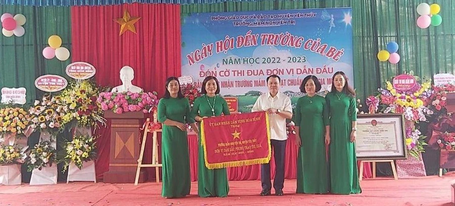 Ban Giám hiệu Nhà trường nhận cờ thi đua đơn vị dẫn đầu năm học 2021 – 2022 