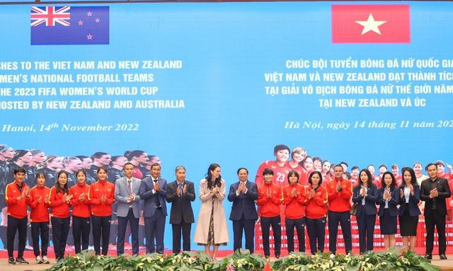 Thủ tướng Phạm Minh Chính, Thủ tướng New Zealand Jacinda Ardern cùng Ban lãnh đạo VFF, ban huấn luyện và các cầu thủ nữ - Ảnh: VGP/Nhật Bắc Thủ tướng Phạm Minh Chính, Thủ tướng New Zealand Jacinda Ardern cùng Ban lãnh đạo VFF, ban huấn luyện và các cầu thủ nữ - Ảnh: VGP/Nhật Bắc