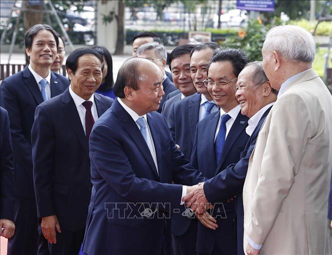 Chủ tịch nước Nguyễn Xuân Phúc với các đại biểu.