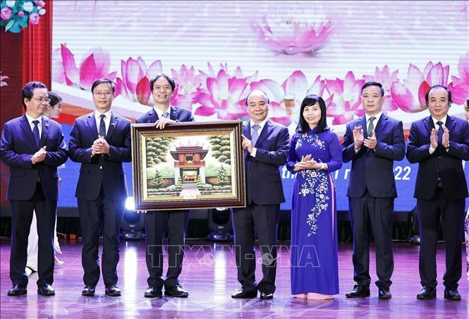 Chủ tịch nước Nguyễn Xuân Phúc tặng bức tranh Khuê Văn Các cho Trường Đại học Kinh tế Quốc dân.