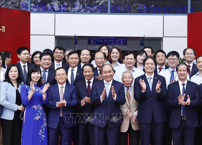 Chủ tịch nước Nguyễn Xuân Phúc với các đại biểu.