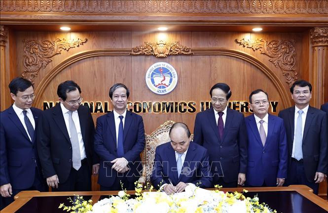 Chủ tịch nước Nguyễn Xuân Phúc viết lưu bút tại phòng truyền thống Trường Đại học Kinh tế Quốc dân.