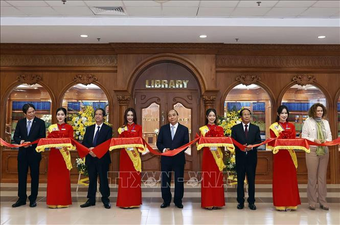 Chủ tịch nước Nguyễn Xuân Phúc và các đại biểu cắt băng khánh thành thư viện điện tử dùng chung cho 45 trường đại học.