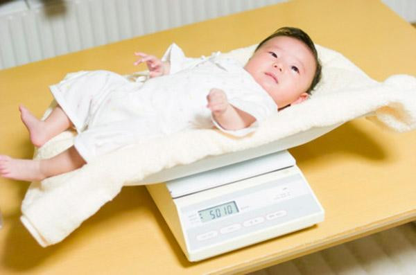 Nhìn bàn chân biết con cao hay thấp.