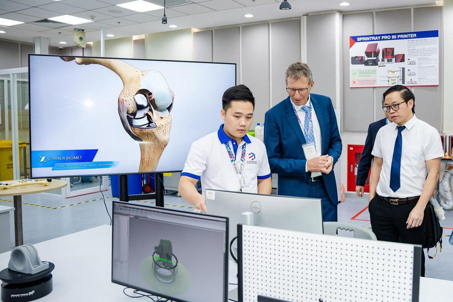 Tại hội thảo, các chuyên gia, bác sĩ đã trải nghiệm sử dụng thiết bị Touch Haptic tại Trung tâm Công nghệ 3D trong Y học VinUni. Thiết bị này giúp kỹ sư thiết kế và bác sĩ lâm sàng có thể dễ dàng lên ý tưởng, thử nghiệm mô phỏng trên môi trường ảo một cách trực quan nhất.