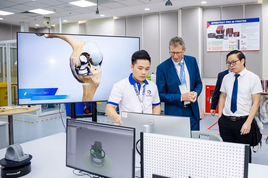 Tại hội thảo, các chuyên gia, bác sĩ đã trải nghiệm sử dụng thiết bị Touch Haptic tại Trung tâm Công nghệ 3D trong Y học VinUni. Thiết bị này giúp kỹ sư thiết kế và bác sĩ lâm sàng có thể dễ dàng lên ý tưởng, thử nghiệm mô phỏng trên môi trường ảo một cách trực quan nhất.