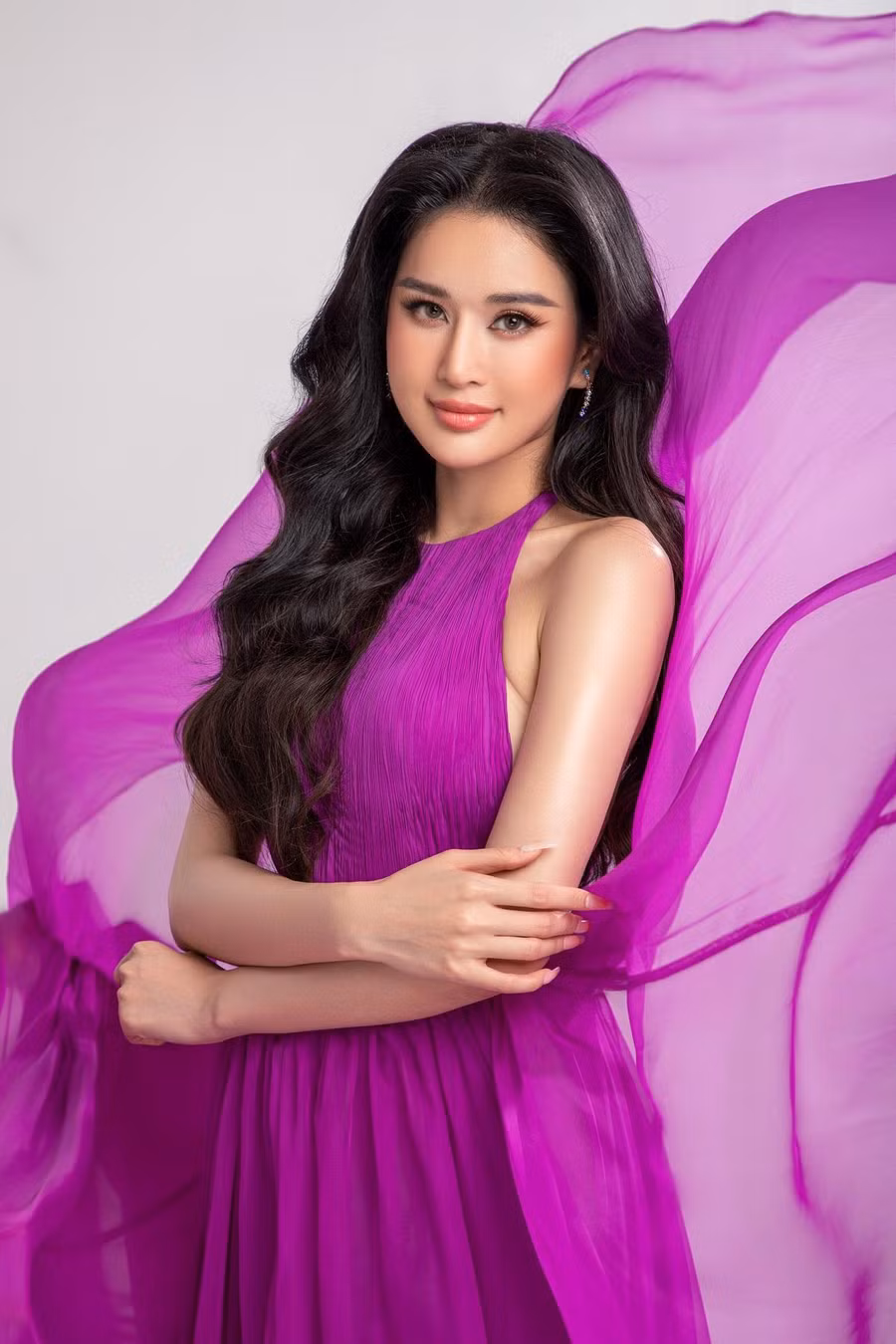 Trước khi đăng quang Á hậu Hoàn Cầu Việt Nam 2022, Nguyễn Nga được biết đến với vai trò người mẫu, MC và diễn viên.