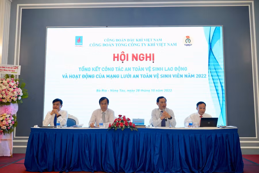 Đoàn Chủ tịch điều hành Hội nghị tổng kết công tác ATVSLĐ và hoạt động của mạng lưới ATVSV năm 2022 