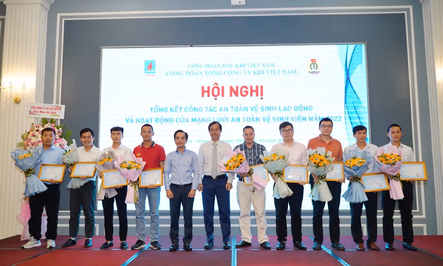 Vinh danh, khen thưởng 26 cá nhân có thành tích xuất sắc trong công tác ATVSLĐ và hoạt động của mạng lưới ATVSV năm 2022