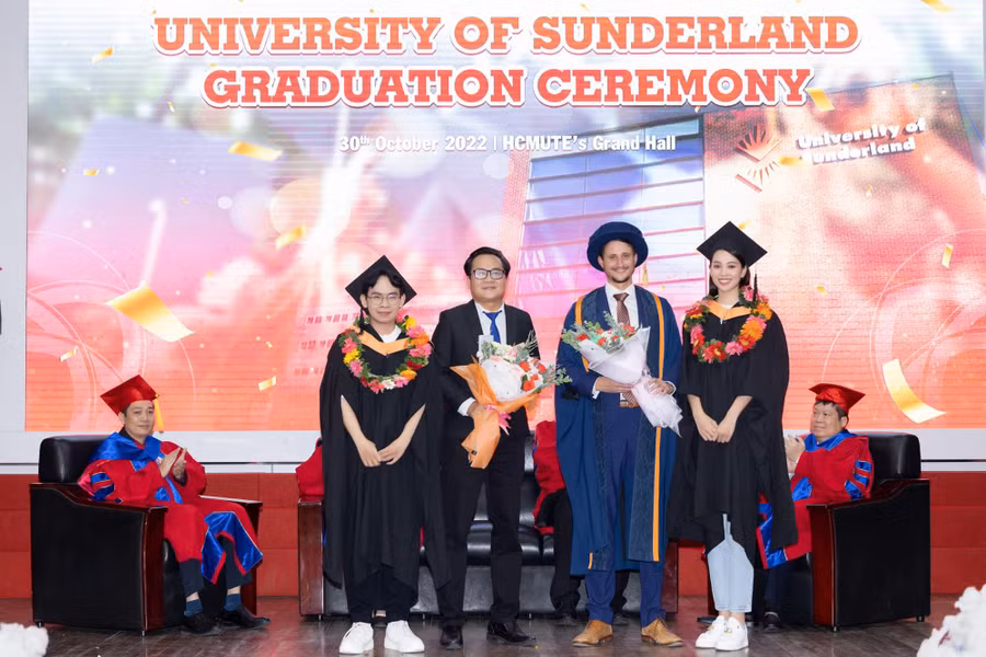 Nàng hậu vô cùng nổi bật khi bước lên bục giảng để nhận bằng tốt nghiệp,