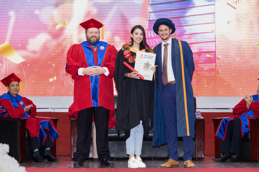 Khoảnh khắc hoa hậu nhận bằng trong lễ tốt nghiệp. Khoảnh khắc hoa hậu nhận bằng trong lễ tốt nghiệp.