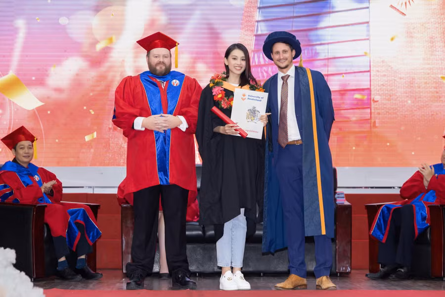 Khoảnh khắc hoa hậu nhận bằng trong lễ tốt nghiệp.