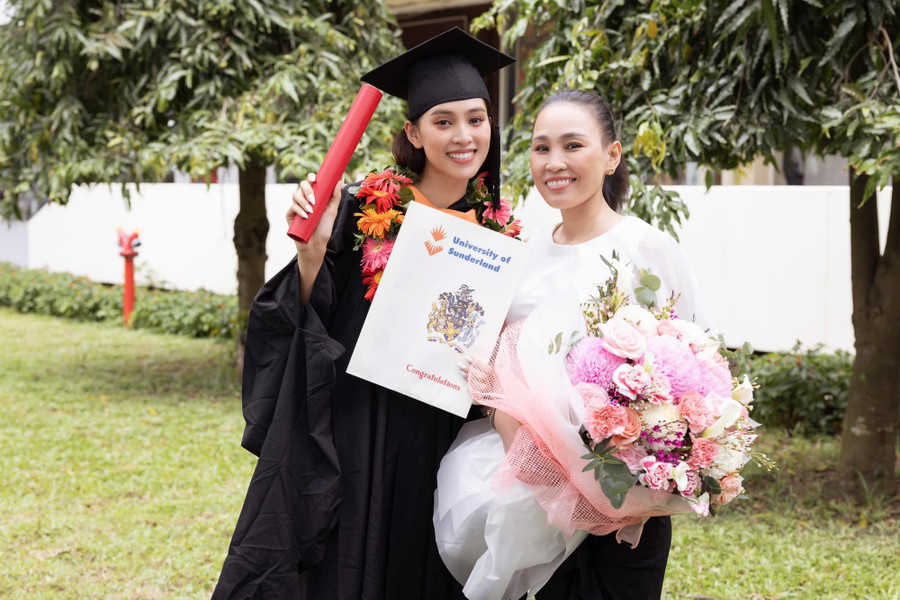 Mẹ Tiểu Vy cũng có mặt trong buổi lễ Tốt nghiệp của con gái. Mẹ Tiểu Vy cũng có mặt trong buổi lễ Tốt nghiệp của con gái.