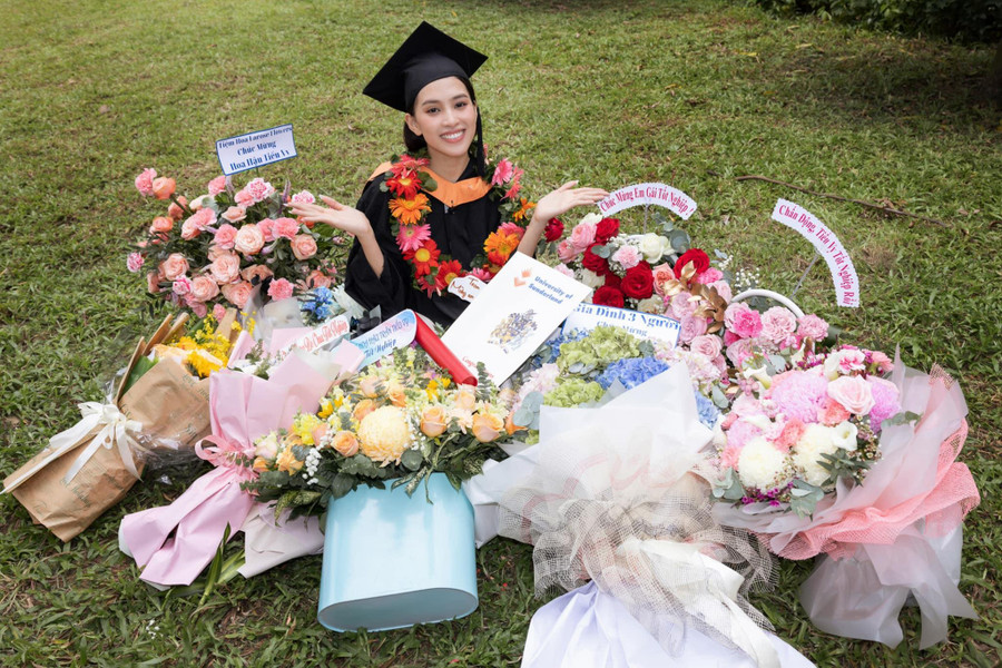 Tiểu Vy sinh năm 2000, đăng quang Hoa hậu Việt Nam 2018 ở tuổi 18. Cô cao 1,74 m, số đo ba vòng 84-63-90 cm. Hai tháng sau khi đoạt vương miện, cô thi Miss World, dừng ở Top 30. Tiểu Vy sinh năm 2000, đăng quang Hoa hậu Việt Nam 2018 ở tuổi 18. Cô cao 1,74 m, số đo ba vòng 84-63-90 cm. Hai tháng sau khi đoạt vương miện, cô thi Miss World, dừng ở Top 30.