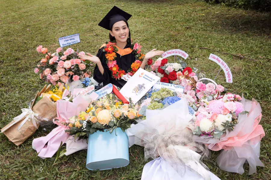 Tiểu Vy sinh năm 2000, đăng quang Hoa hậu Việt Nam 2018 ở tuổi 18. Cô cao 1,74 m, số đo ba vòng 84-63-90 cm. Hai tháng sau khi đoạt vương miện, cô thi Miss World, dừng ở Top 30.