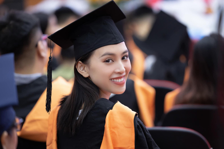 Tự nhiên và giản dị như thế nhưng Tiểu Vy vẫn trở thành tâm điểm mọi ánh nhìn với nụ cười tỏa nắng và một thần thái tươi trẻ cho ngày cuối cùng là sinh viên trường đại học. Tự nhiên và giản dị như thế nhưng Tiểu Vy vẫn trở thành tâm điểm mọi ánh nhìn với nụ cười tỏa nắng và một thần thái tươi trẻ cho ngày cuối cùng là sinh viên trường đại học.