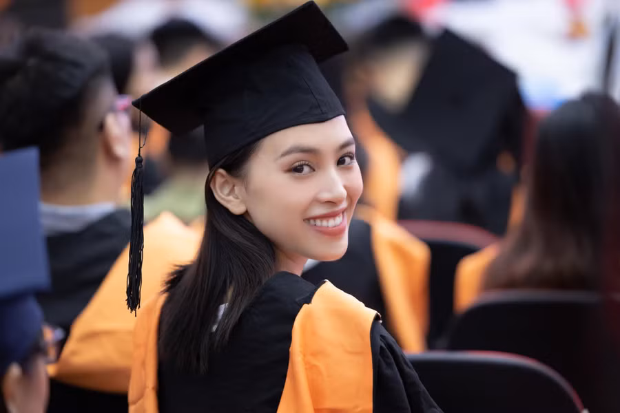 Tự nhiên và giản dị như thế nhưng Tiểu Vy vẫn trở thành tâm điểm mọi ánh nhìn với nụ cười tỏa nắng và một thần thái tươi trẻ cho ngày cuối cùng là sinh viên trường đại học.